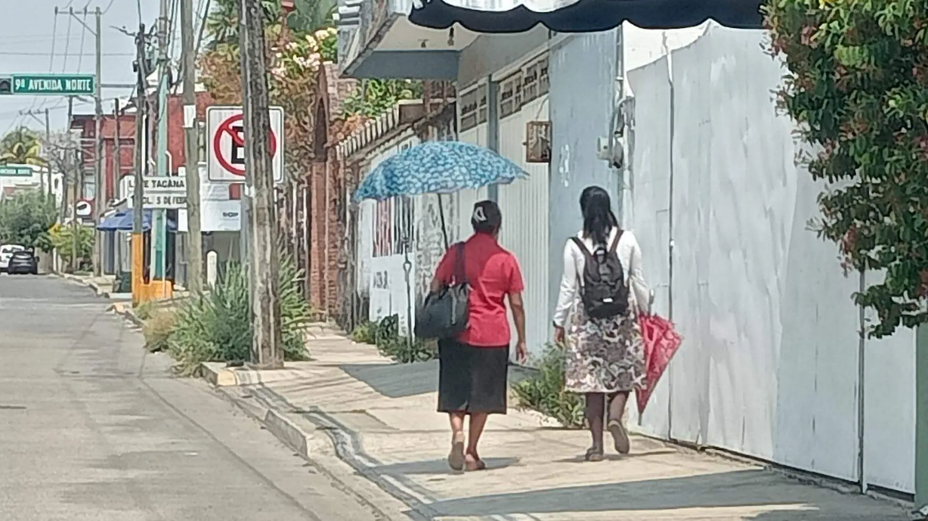 mujeres caminando en la calle